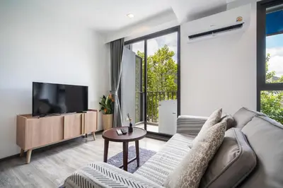 a living room with a couch and a tv at \u82ad\u4e1cTheDeck199\u7cbe\u88c5\u4e00\u5367\u5ba4\u516c\u5bd3 \u8fd1\u82ad\u4e1c\u6d77\u6ee9Bangla\u6c5f\u897f\u51b7 in Patong Beach