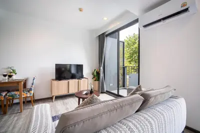 a living room with a couch and a tv at \u82ad\u4e1cTheDeck199\u7cbe\u88c5\u4e00\u5367\u5ba4\u516c\u5bd3 \u8fd1\u82ad\u4e1c\u6d77\u6ee9Bangla\u6c5f\u897f\u51b7 in Patong Beach
