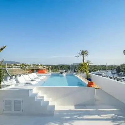Penthouse Skyline-Top floor 4 bedroom sea view pool apartment