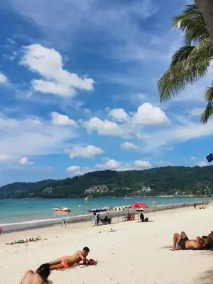 a group of people laying on a beach at \u9876\u7ea7\u9ad8\u5c14\u592b\u7403\u573a\u98ce\u666f in Phuket