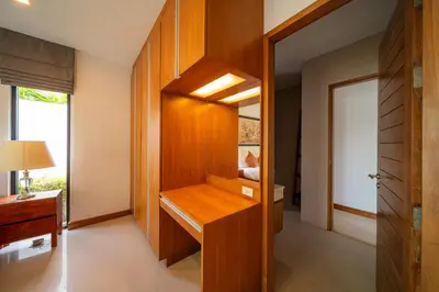 a home office with a wooden desk in a room at BangTao Anchan \u8c6a\u534e\u4e24\u5367 \u79c1\u4eba\u6cf3\u6c60 \u73b0\u4ee3\u5ea6\u5047\u5df4\u5398\u98ce in Layan Beach