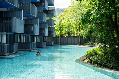 a person swimming in a swimming pool next to a building at \u8d85\u4f18\u60e0 43\u82ad\u4e1c\u6d77\u6ee9\u7cbe\u88c5\u516c\u5bd3 5\u5206\u949f\u6d77\u6ee910\u5206\u949f\u9152\u5427\u8857 \u65c5\u884c\u5ea6\u5047\u9996\u9009 in Patong Beach