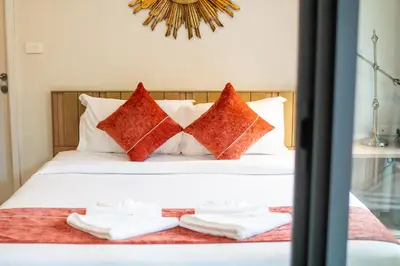 a bedroom with a bed with towels on it at \u8d85\u4f18\u60e0 43\u82ad\u4e1c\u6d77\u6ee9\u7cbe\u88c5\u516c\u5bd3 5\u5206\u949f\u6d77\u6ee910\u5206\u949f\u9152\u5427\u8857 \u65c5\u884c\u5ea6\u5047\u9996\u9009 in Patong Beach
