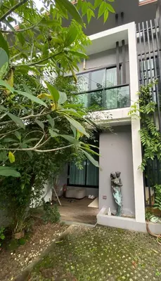 a building with a cat statue on the side of it at Town House in Ban Ket Ho