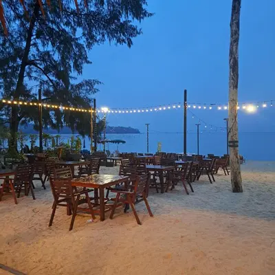 a group of tables and chairs on the beach at Seashell Family-555\u666e\u5409\u5c9b\u6728\u5c4b\u8d70\u51e0\u6b65\u5230\u90a6\u6d9b\u6d77\u6ee9\u770b\u65e5\u843d\u5468\u8fb9\u9910\u996e\u65b9\u4fbf in Bang Tao Beach