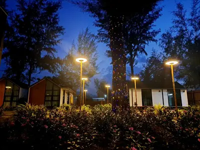 a row of street lights on a street at night at Seashell Family-555\u666e\u5409\u5c9b\u6728\u5c4b\u8d70\u51e0\u6b65\u5230\u90a6\u6d9b\u6d77\u6ee9\u770b\u65e5\u843d\u5468\u8fb9\u9910\u996e\u65b9\u4fbf in Bang Tao Beach