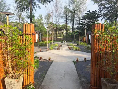 a garden with a wooden fence and a walkway at Seashell Family-555\u666e\u5409\u5c9b\u6728\u5c4b\u8d70\u51e0\u6b65\u5230\u90a6\u6d9b\u6d77\u6ee9\u770b\u65e5\u843d\u5468\u8fb9\u9910\u996e\u65b9\u4fbf in Bang Tao Beach