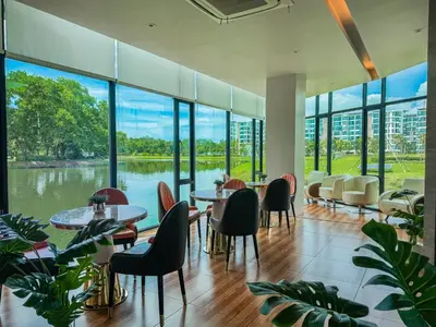a restaurant with tables and chairs and a view of a river at Great 1Bdr Royal Lee Nayang beach in Ban Bo Han
