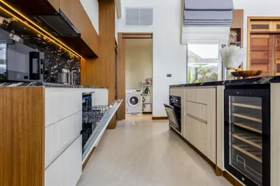 a kitchen with black and white counter tops at Villa The Ozone in Ban Thalat Choeng Thale