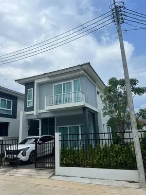 a house with a car parked in front of it at La Perla Residence in Ban Phak Chit