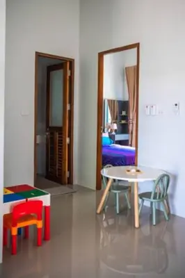 a room with a table and chairs in a room at Новый дом 106 м2, территория 160 м2 и своя парковка in Phuket Town