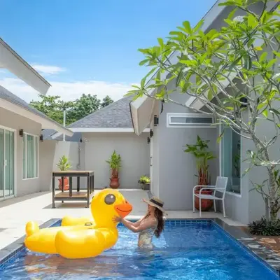 De palm poolvilla by KC