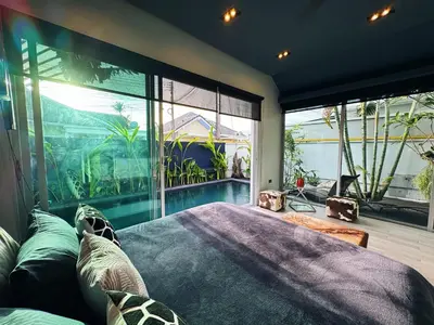 a bedroom with a large bed and an aquarium at Contemporary 3bd Safari Pool Villa Near Nai Yang Beach in Ban Bo Han