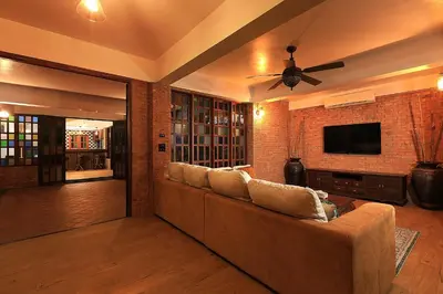 a living room with a couch and a tv at WoLin Lemon Resort in Ban Saiyuan (1)