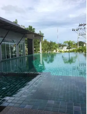 a swimming pool with green tiles and a building at Phuket naka Condon-41\u65e0\u8fb9\u6cf3\u6c60\u514d\u8d39\u4e0a\u7f51\u514d\u8d39\u505c\u8f66\u4f4d in Phuket Town