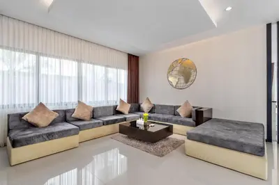 a living room with a couch and a table at \u3010\u8d85\u503c\u30112\u5367\u5ba4\u522b\u5885\u3010\u5bbd\u655e\u8212\u9002\u301113\u7c73\u957f\u79c1\u5bb6\u6cf3\u6c60\uff0c\u914d\u5957\u9f50\u5168\u51fa\u884c\u65b9\u4fbf700\u7c73\u5230kamala\u6d77\u6ee9 in Phuket Town