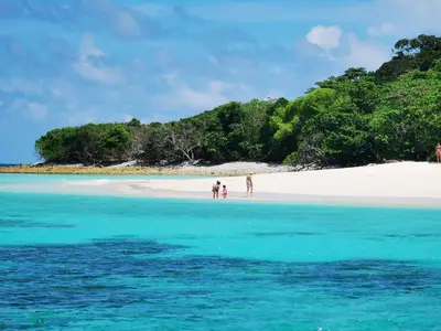 a group of people standing on a white beach at \u3010\u8d85\u503c\u30112\u5367\u5ba4\u522b\u5885\u3010\u5bbd\u655e\u8212\u9002\u301113\u7c73\u957f\u79c1\u5bb6\u6cf3\u6c60\uff0c\u914d\u5957\u9f50\u5168\u51fa\u884c\u65b9\u4fbf700\u7c73\u5230kamala\u6d77\u6ee9 in Phuket Town