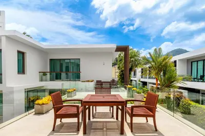 a patio with a table and chairs on a balcony at \u3010\u8d85\u503c\u30112\u5367\u5ba4\u522b\u5885\u3010\u5bbd\u655e\u8212\u9002\u301113\u7c73\u957f\u79c1\u5bb6\u6cf3\u6c60\uff0c\u914d\u5957\u9f50\u5168\u51fa\u884c\u65b9\u4fbf700\u7c73\u5230kamala\u6d77\u6ee9 in Phuket Town