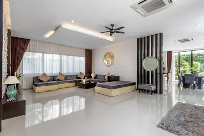 a living room with couches and a ceiling fan at \u3010\u8d85\u503c\u30112\u5367\u5ba4\u522b\u5885\u3010\u5bbd\u655e\u8212\u9002\u301113\u7c73\u957f\u79c1\u5bb6\u6cf3\u6c60\uff0c\u914d\u5957\u9f50\u5168\u51fa\u884c\u65b9\u4fbf700\u7c73\u5230kamala\u6d77\u6ee9 in Phuket Town